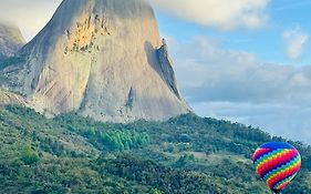 Apto completo no Vista Azul - Varanda com vista da Pedra Azul